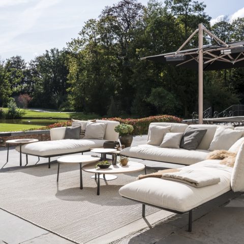 Luxe parasol met loungeset