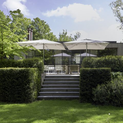 Terras met luxe parasols
