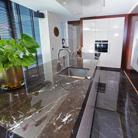 Noir Saint Laurent marmer in een zeer luxe appartement in Hasselt