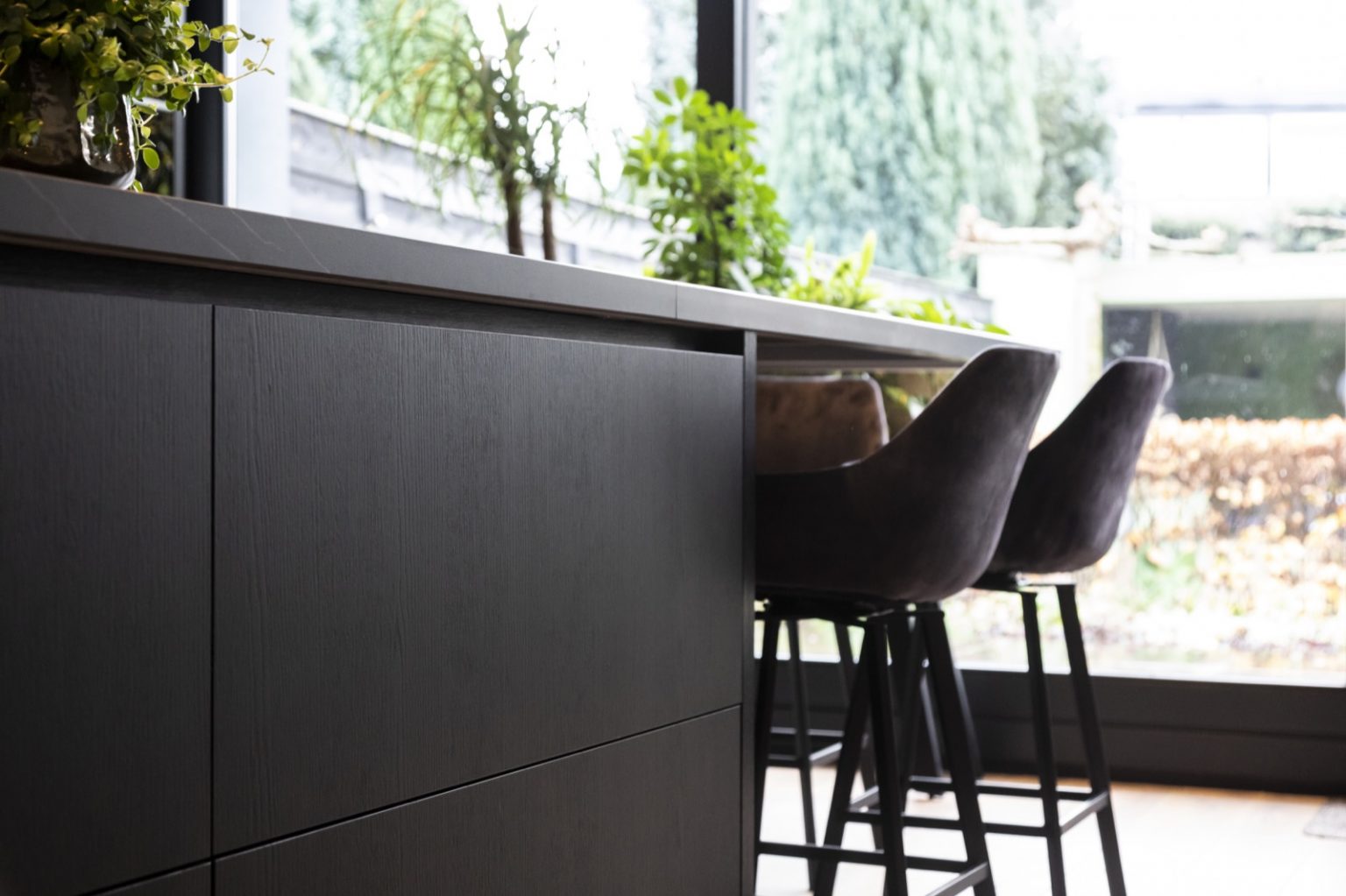 Beautiful living kitchen, in a dark wood texture!