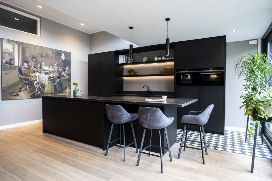 Beautiful living kitchen, in a dark wood texture!