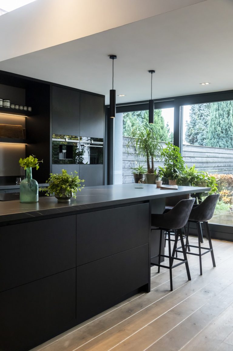 Beautiful living kitchen, in a dark wood texture!