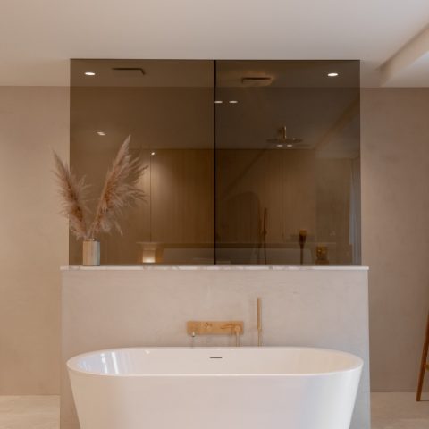 modern bathroom with micro-topping finish ,Badkuip, Tub, Binnen, Interieur Ontwerp, Kamer, Badkamer, Hoek, Verlichting, Douche, Wastafel, Luxe, Design, Exclusief, Modern, Maatwerk, Bijzondere, Mooie