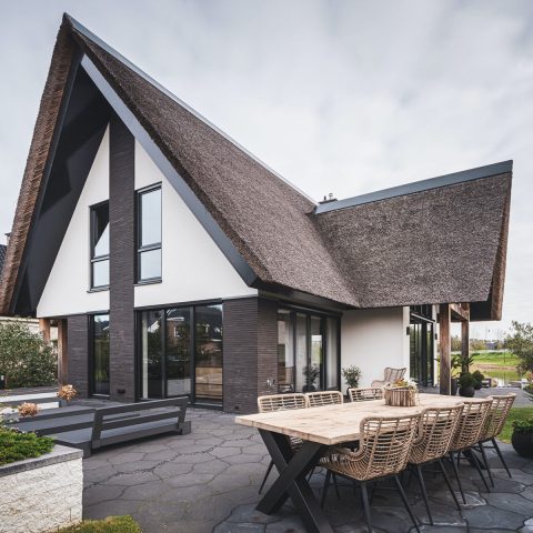 Rural modern house thatched, Maassluis