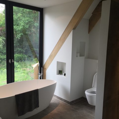 Moderne villa met rieten dak en luxe badkamer