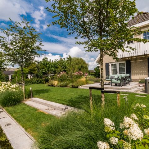 Eigentijdse tuin met landelijke karakter