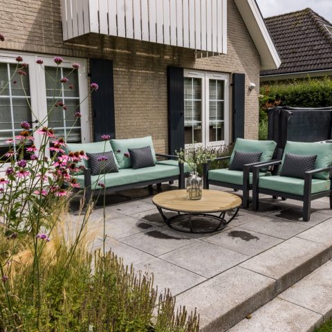 Eigentijdse tuin met landelijke karakter