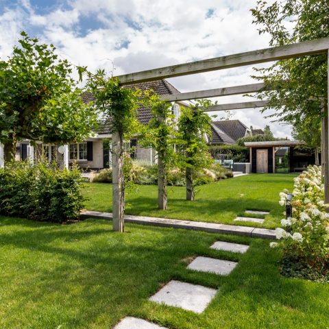 Eigentijdse tuin met landelijke karakter