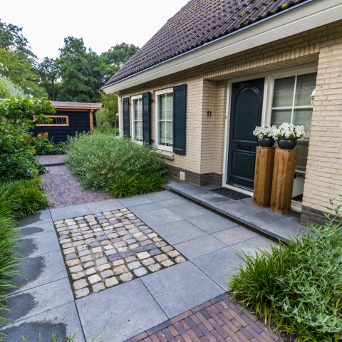 Eigentijdse tuin met landelijke karakter