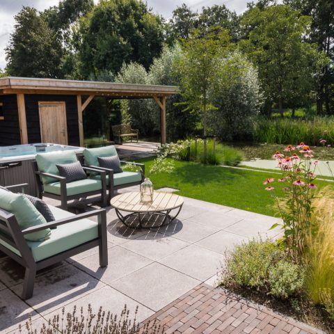 Eigentijdse tuin met landelijke karakter