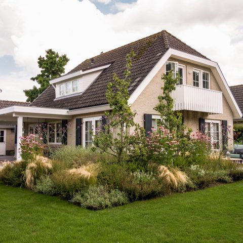 Eigentijdse tuin met landelijke karakter