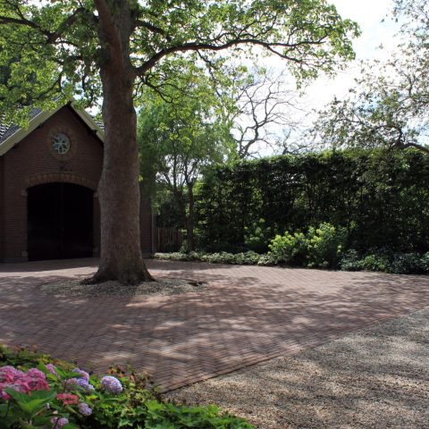 Statige landelijke tuin bij monumentale villa