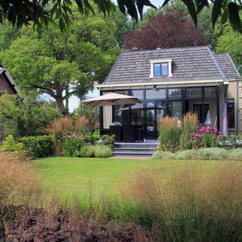 Statige landelijke tuin bij monumentale villa