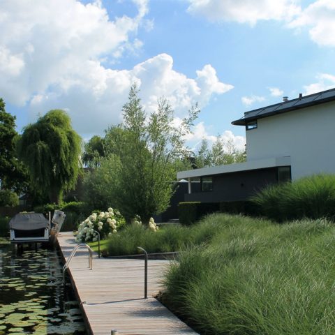 Strakke landelijke tuin aan de Giessen