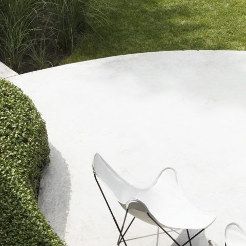 Elegante tuin bij rietgedekte villa