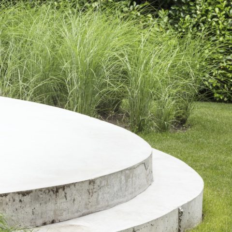 Elegante tuin bij rietgedekte villa