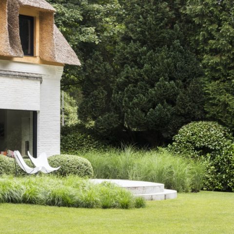 Elegante tuin bij rietgedekte villa