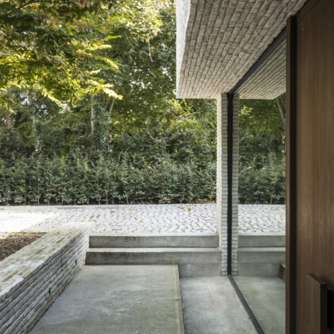 Moderne tuin bij architecturale villa