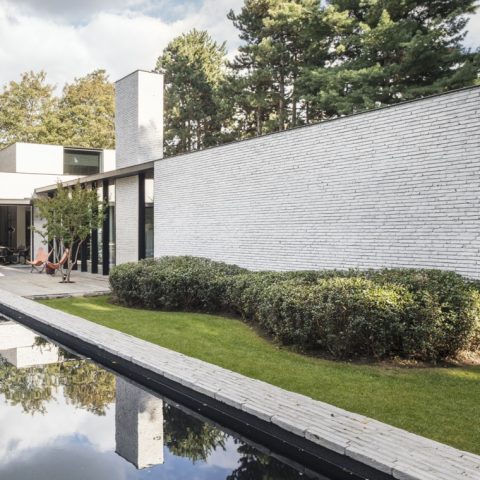 Moderne tuin bij architecturale villa