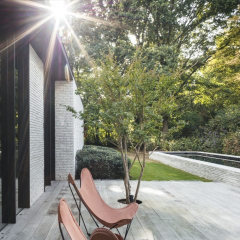 Moderne tuin bij architecturale villa