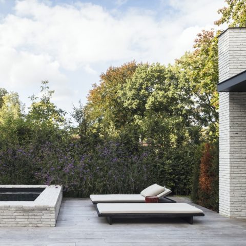 Moderne tuin bij architecturale villa