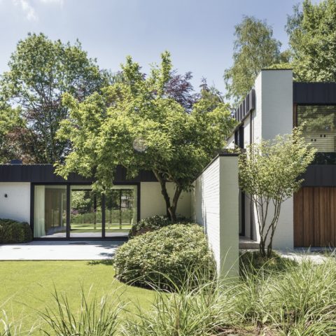 Moderne tuin bij villa in Brasschaat