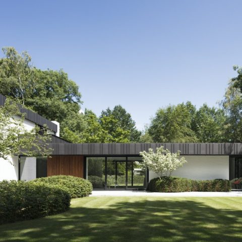 Moderne tuin bij villa in Brasschaat
