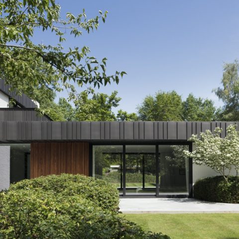 Moderne tuin bij villa in Brasschaat
