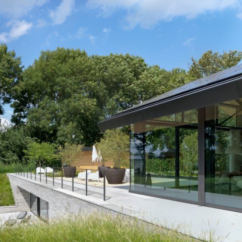 Huis verbouwen – moderne woonvilla met veel glas en open interieur