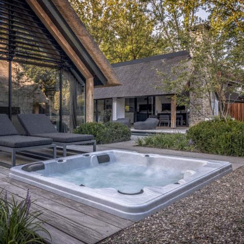 Luxe Villa met Rieten Kap