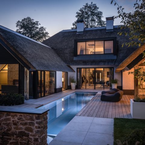 Luxe Villa met Rieten Kap