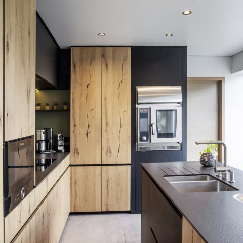 Totaalrenovatie tot een warm, industriëel interieur