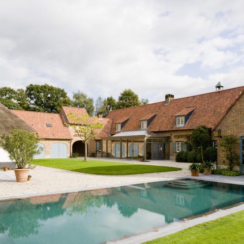 Renovation of a square farmhouse in the Kempen region