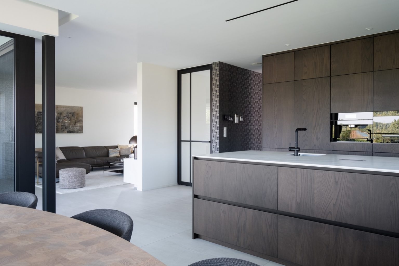 Moderne villa met design binnendeuren
