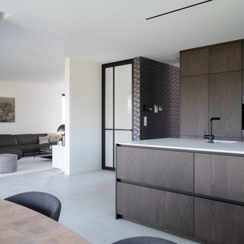 Moderne villa met design binnendeuren