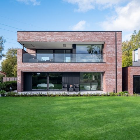 Moderne villa met design binnendeuren