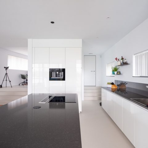 Woonhuis met moderne binnendeuren en dress wall