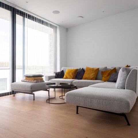 Woonhuis met moderne binnendeuren en dress wall