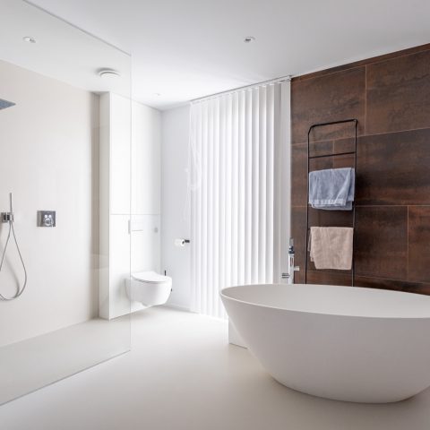 Woonhuis met moderne binnendeuren en dress wall
