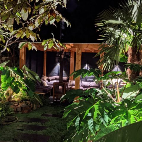 Sfeervolle jungletuin met Millboard terras
