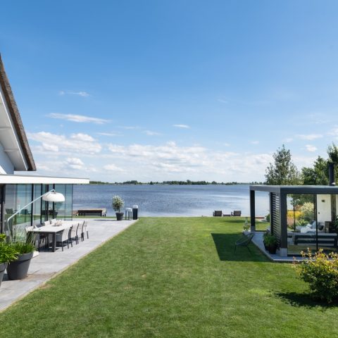 Buitenhuis aan het water