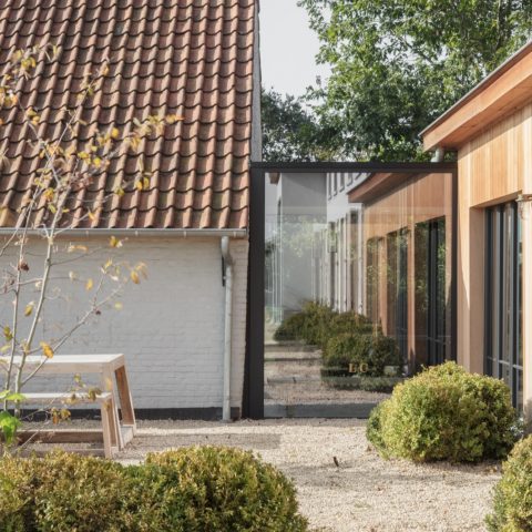 Oude woonst en stalling wordt ruime showroom van Les Campanules