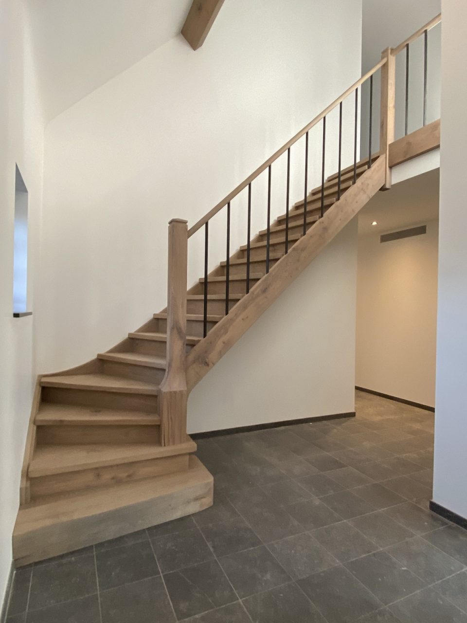 Robust rustic oak staircase - HOOG.design - Exclusive living inspiration