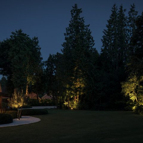 Moderne villa met panoramische buitenverlichting