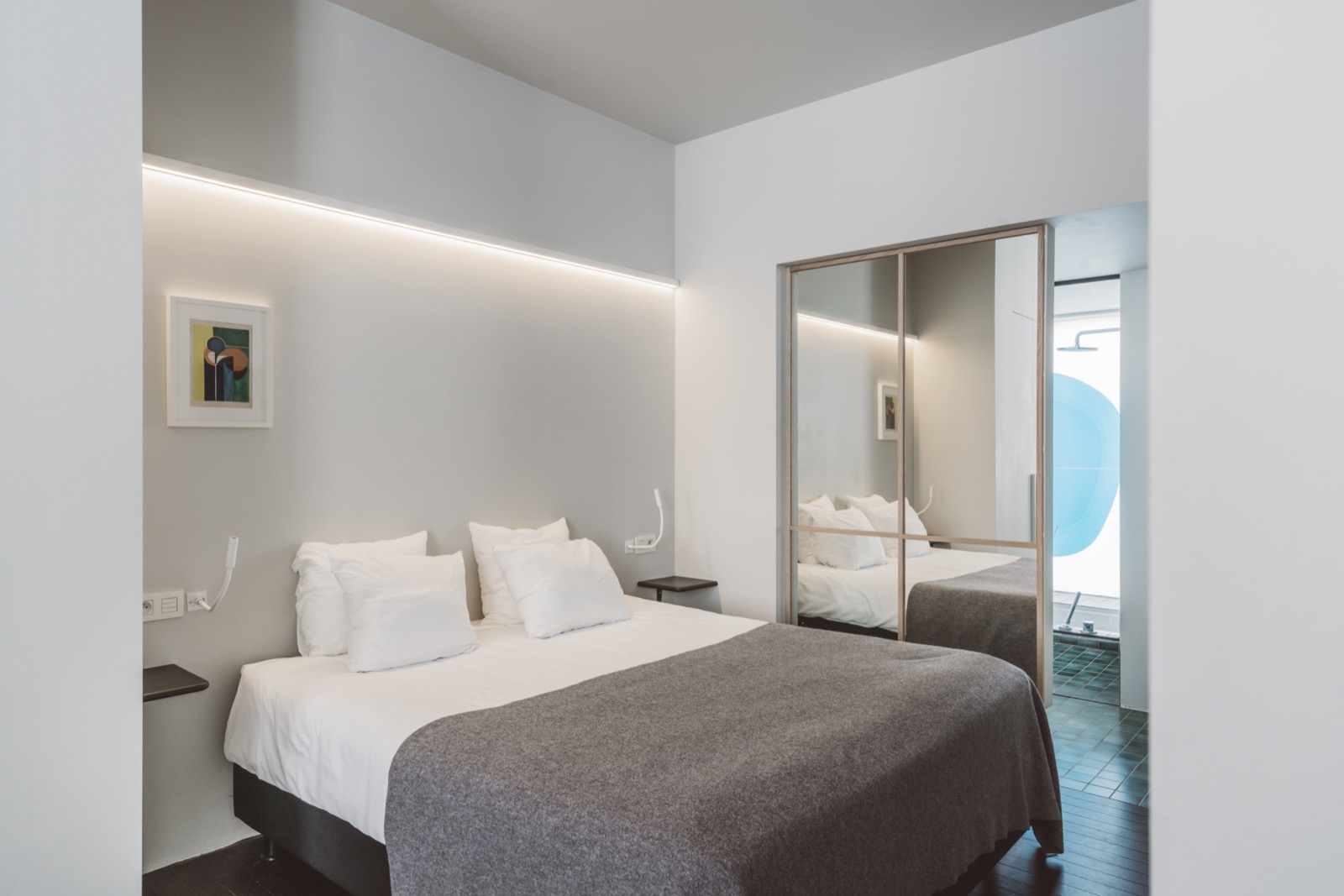 Luxury mirror wall with wooden accents, bedroom inspiration, modern lighting, beautiful box spring, green floor tiles  ,Corner,Furniture,Bed,Bedroom,Indoors,Pillow,Cushion,Lighting,Housing,Building, Luxury, Design, Exclusive, Modern, Custom Made, Special, Beautiful