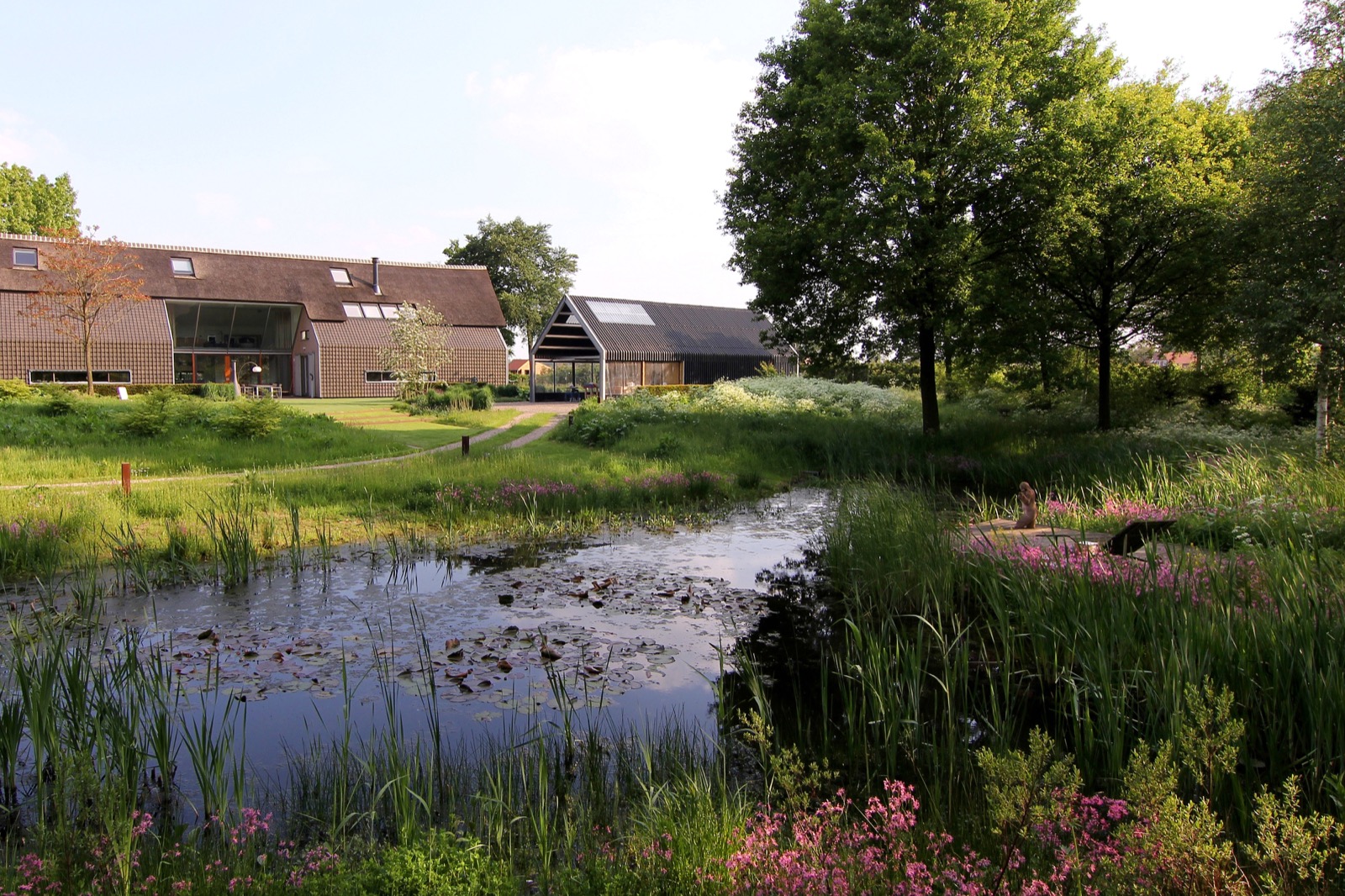 Prachtige open tuin, luxe landelijke villa met rieten dak, moderne visvijver, luxe zwart houten tuinhuis,, Luxury, Design, Exclusive, Modern, Custom Made, Special, Beautiful