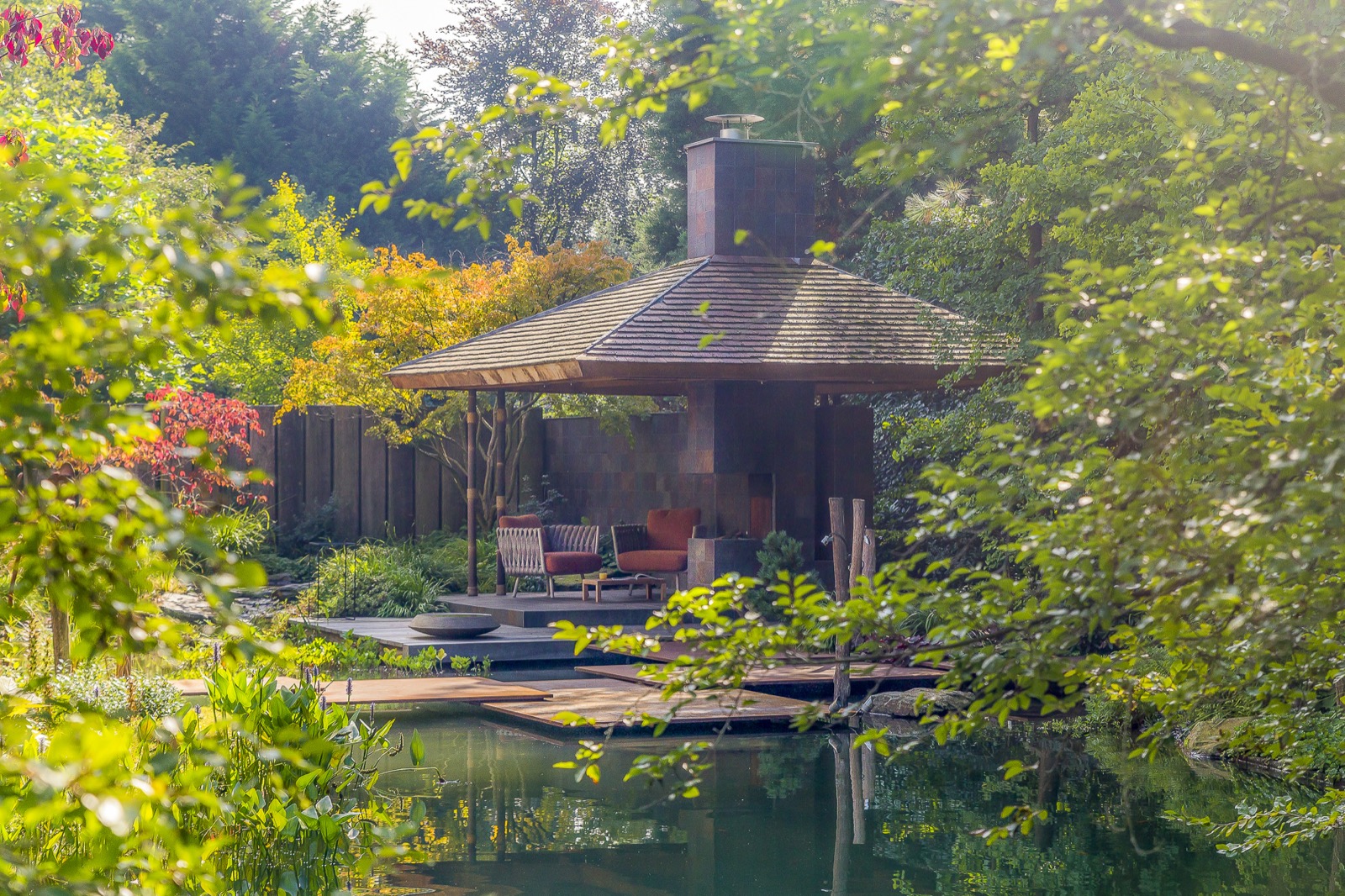 Prachtige Japanse watertuin, luxe visvijver, moderen overkapping, prachtige tuinverlichting, luxe buitenhaard, prachtige grijs rieten tuinstoelen met oranje kussens,, Luxury, Design, Exclusive, Modern, Custom Made, Special, Beautiful