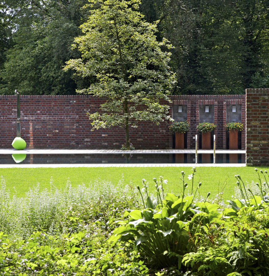 Prachtige boerderijtuin, luxe houten vlonder, high end ingebouwd zwembad, luxe stenen wand, prachtige buitenverlichting, moderne houten tuinhuis, roestvrijstalen plantenbakken,, Luxury, Design, Exclusive, Modern, Custom Made, Special, Beautiful