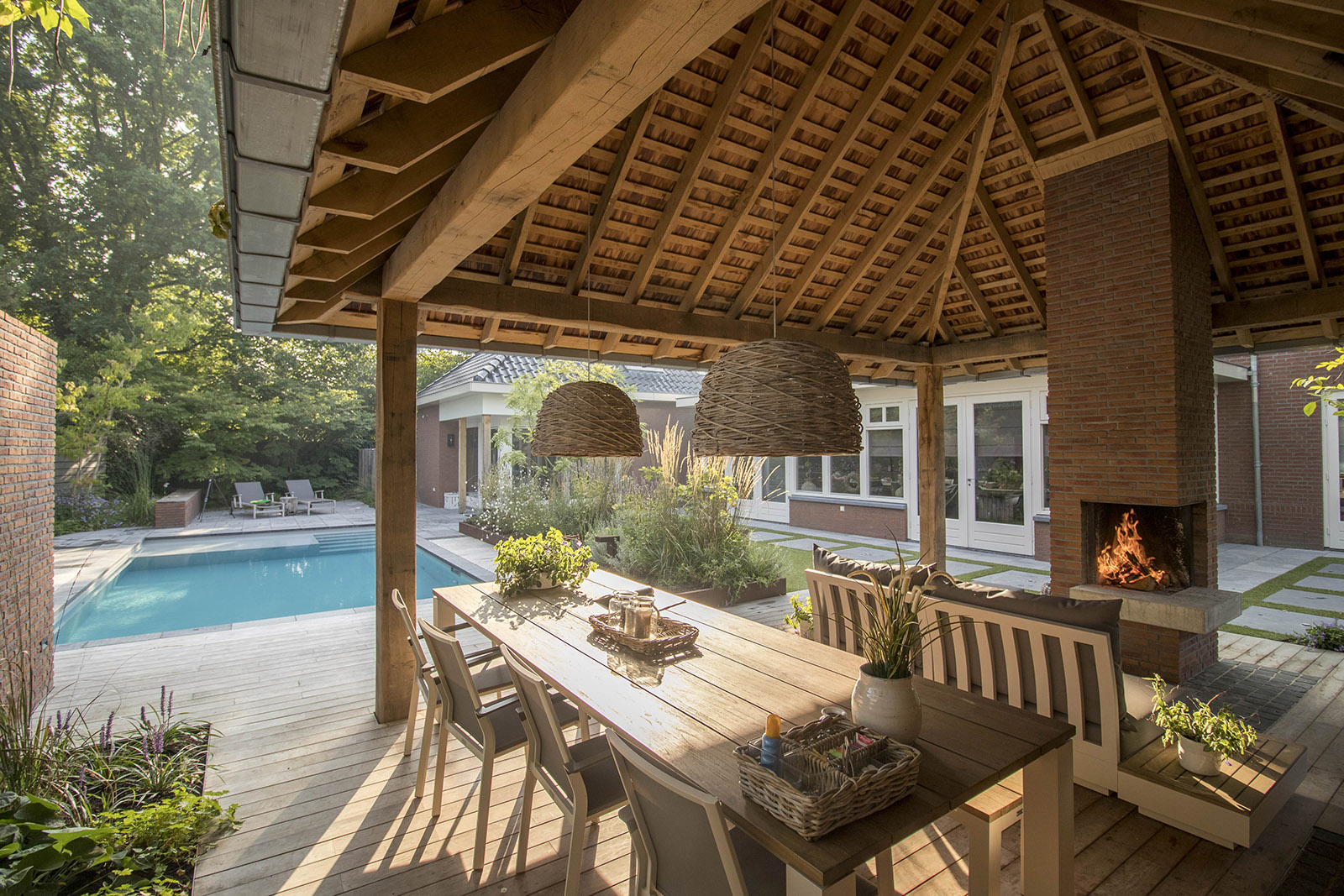 Prachtige vrijstaande woning met landelijke tuin, luxe wellness tuin, prachtige stoere overkapping, high end ingebouwd zwembad, chromen buitendouche, roestvrijstalen plantenbakken,, Luxury, Design, Exclusive, Modern, Custom Made, Special, Beautiful