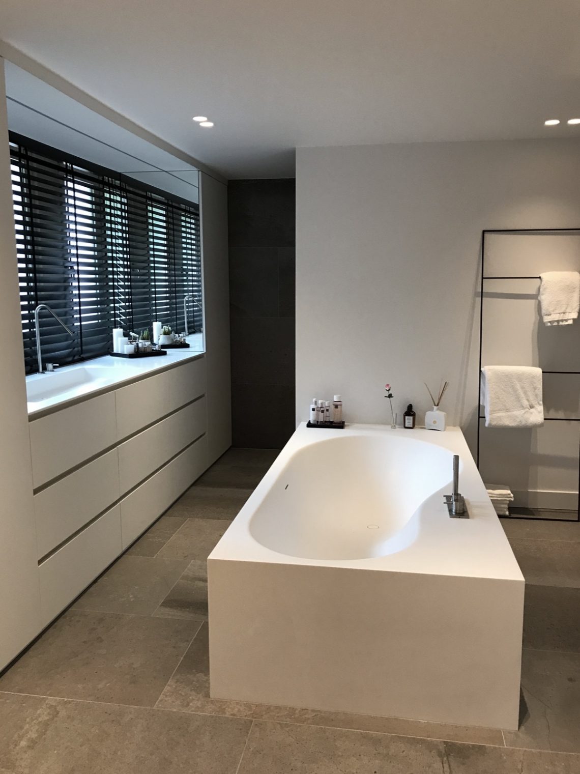 Een bad- en slaapkamer
